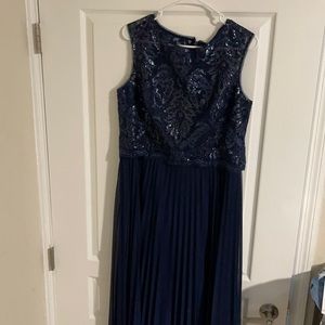 Beautiful pleated dress almost new